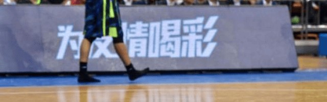  热刺争议红牌引发赛后舆论风波不断  