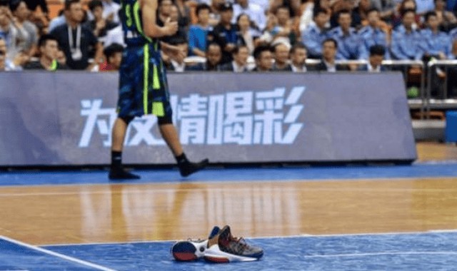  热刺争议红牌引发赛后舆论风波不断  
