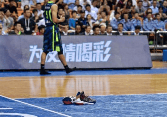  热刺争议红牌引发赛后舆论风波不断  